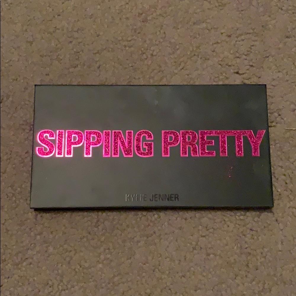 Kylie cosmetics sipping pretty palette